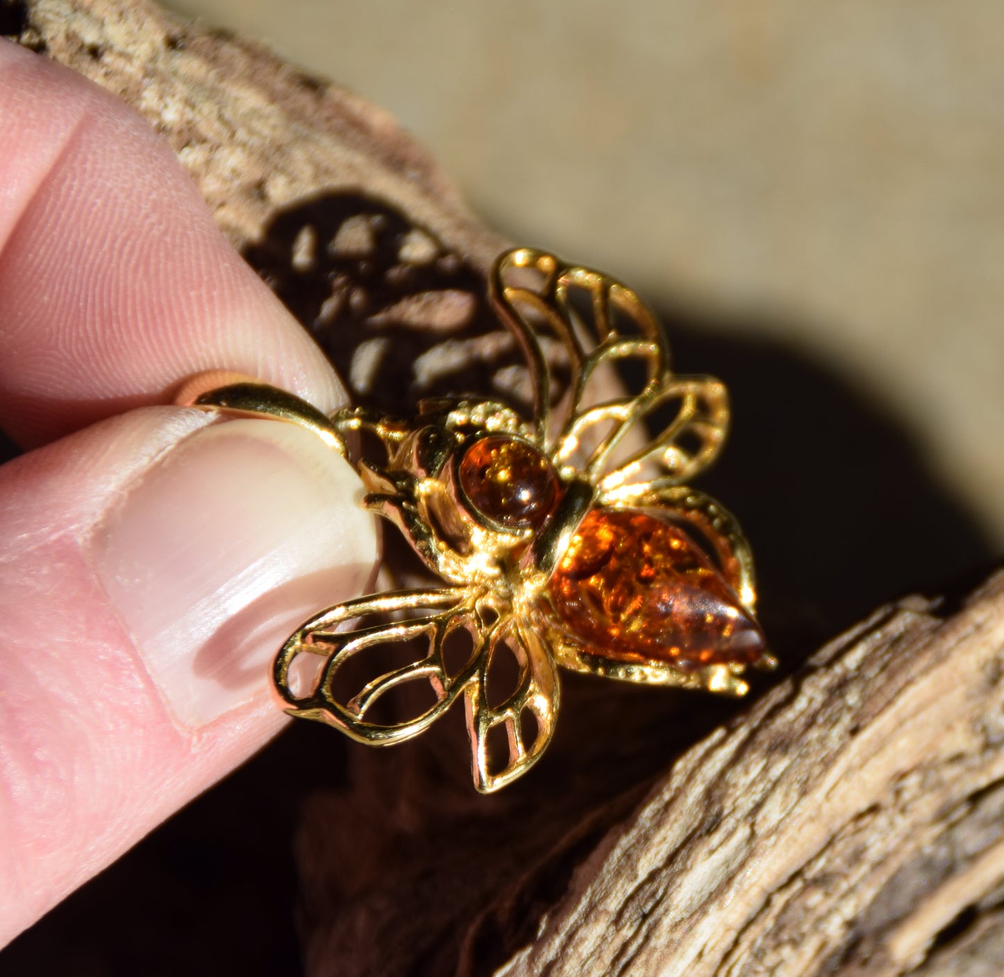 Delicate bee pendant in natural cognac-colored Amber and 18k Gold-plated 925 Sterling Silver, MJ Baltica, BZW181