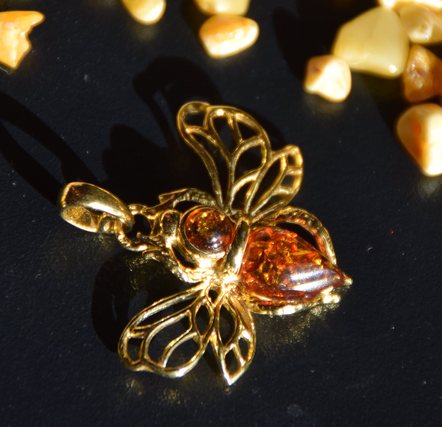 Delicate bee pendant in natural cognac-colored Amber and 18k Gold-plated 925 Sterling Silver, MJ Baltica, BZW181