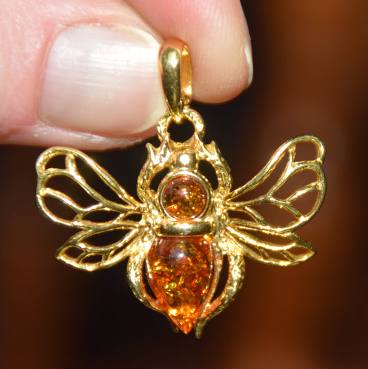 Delicate bee pendant in natural cognac-colored Amber and 18k Gold-plated 925 Sterling Silver, MJ Baltica, BZW181