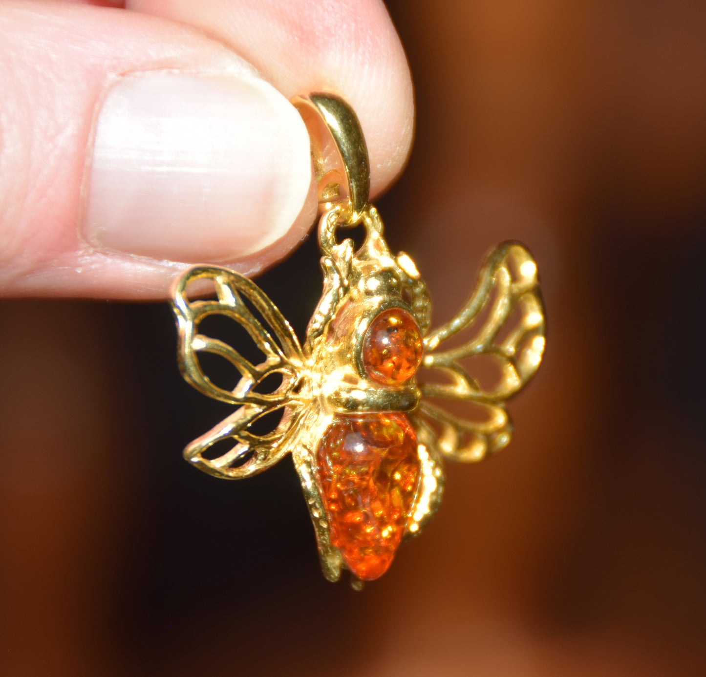 Delicate bee pendant in natural cognac-colored Amber and 18k Gold-plated 925 Sterling Silver, MJ Baltica, BZW181