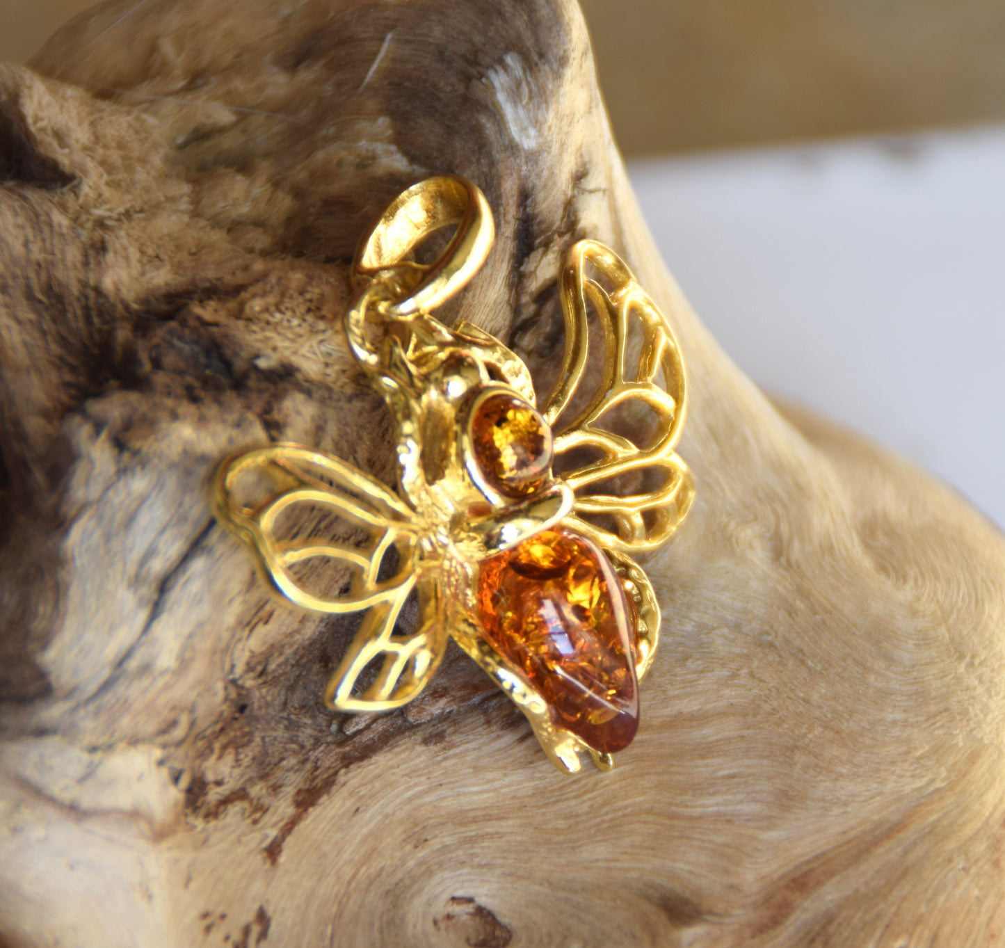 Delicate bee pendant in natural cognac-colored Amber and 18k Gold-plated 925 Sterling Silver, MJ Baltica, BZW181