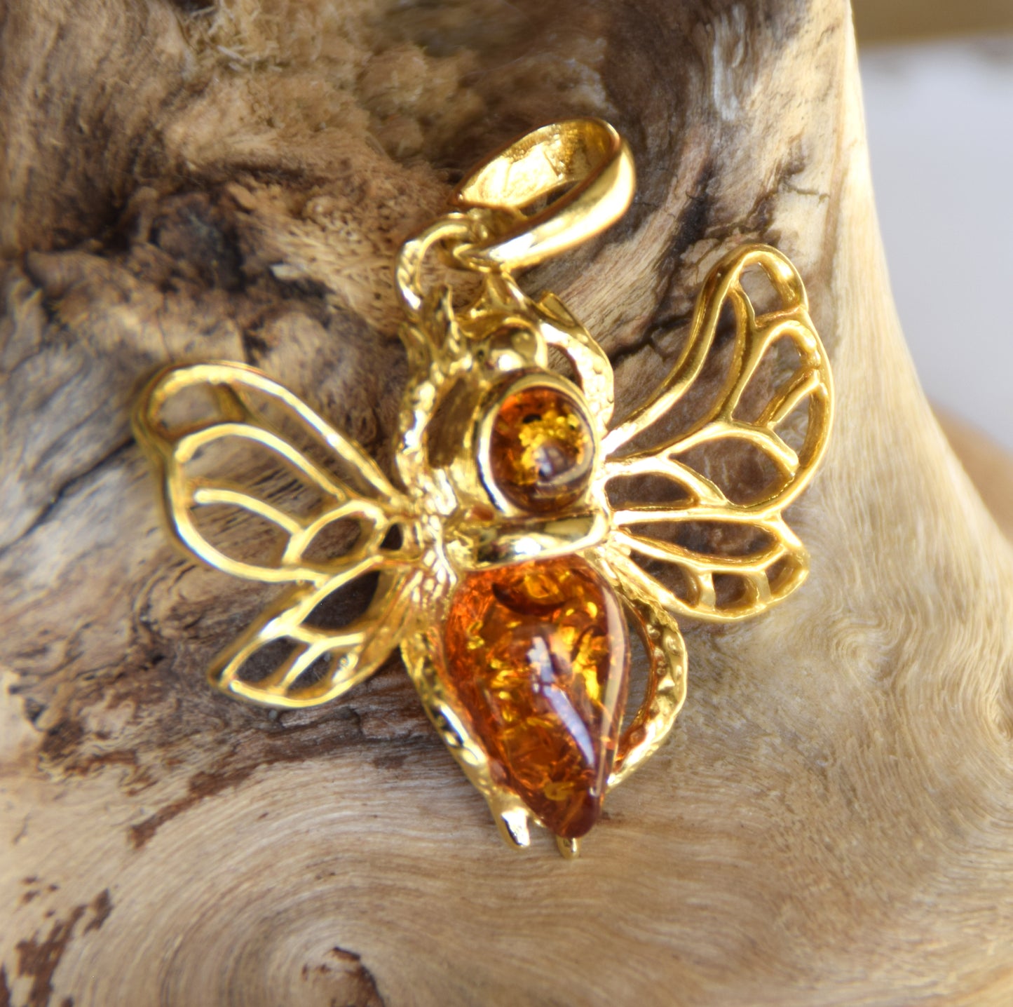 Delicate bee pendant in natural cognac-colored Amber and 18k Gold-plated 925 Sterling Silver, MJ Baltica, BZW181