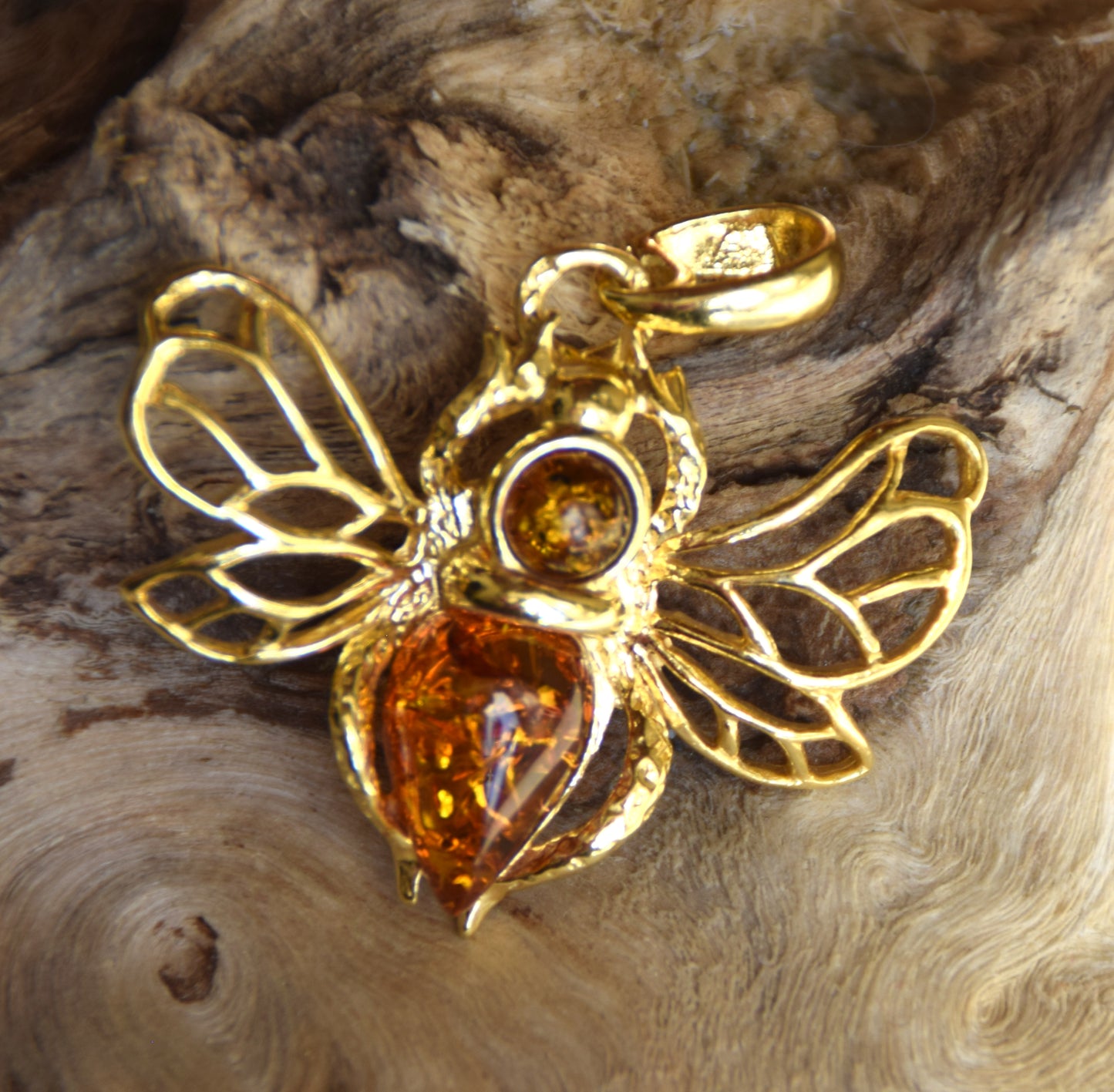 Delicate bee pendant in natural cognac-colored Amber and 18k Gold-plated 925 Sterling Silver, MJ Baltica, BZW181