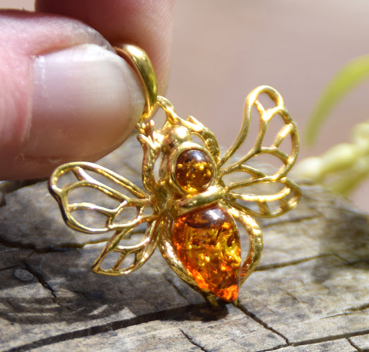 Delicate bee pendant in natural cognac-colored Amber and 18k Gold-plated 925 Sterling Silver, MJ Baltica, BZW181