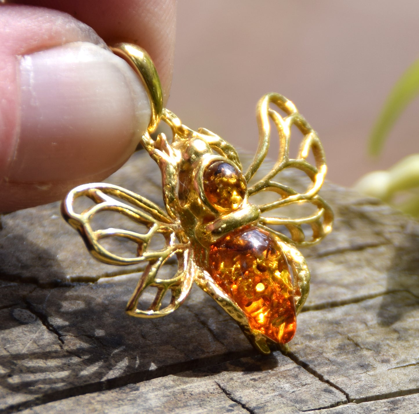 Delicate bee pendant in natural cognac-colored Amber and 18k Gold-plated 925 Sterling Silver, MJ Baltica, BZW181