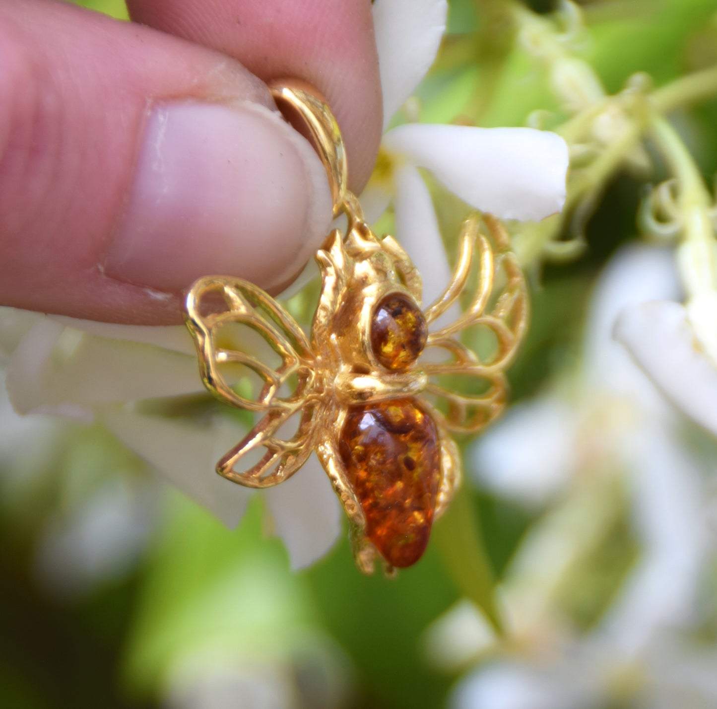 Delicate bee pendant in natural cognac-colored Amber and 18k Gold-plated 925 Sterling Silver, MJ Baltica, BZW181