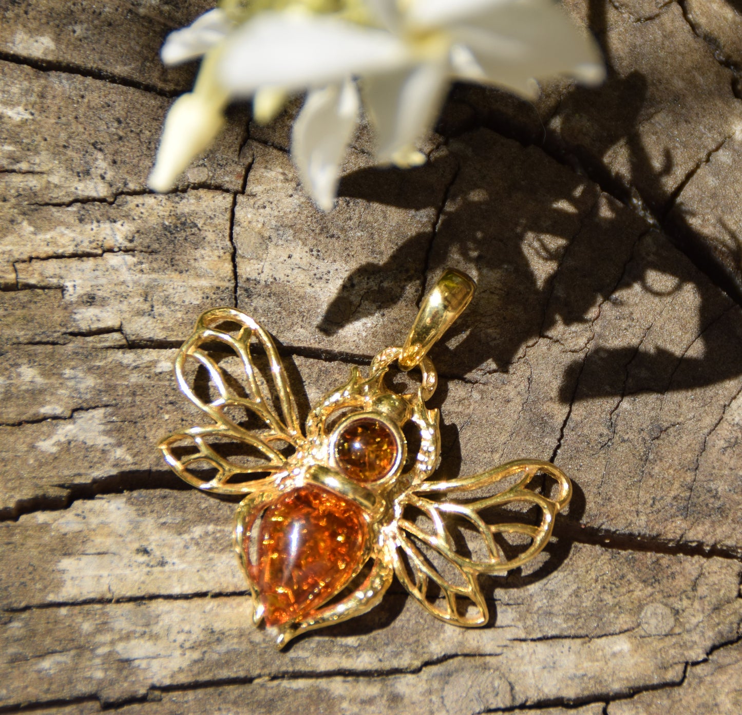 Delicate bee pendant in natural cognac-colored Amber and 18k Gold-plated 925 Sterling Silver, MJ Baltica, BZW181