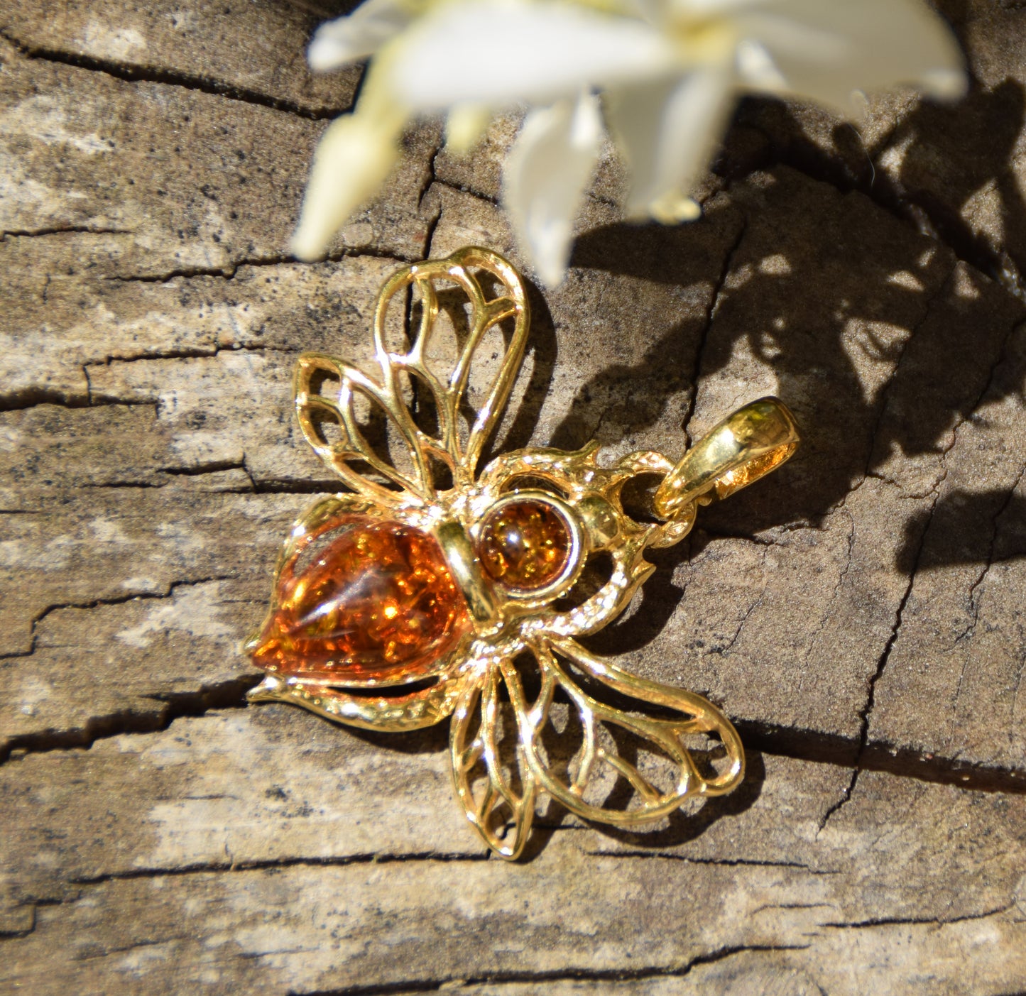 Delicate bee pendant in natural cognac-colored Amber and 18k Gold-plated 925 Sterling Silver, MJ Baltica, BZW181