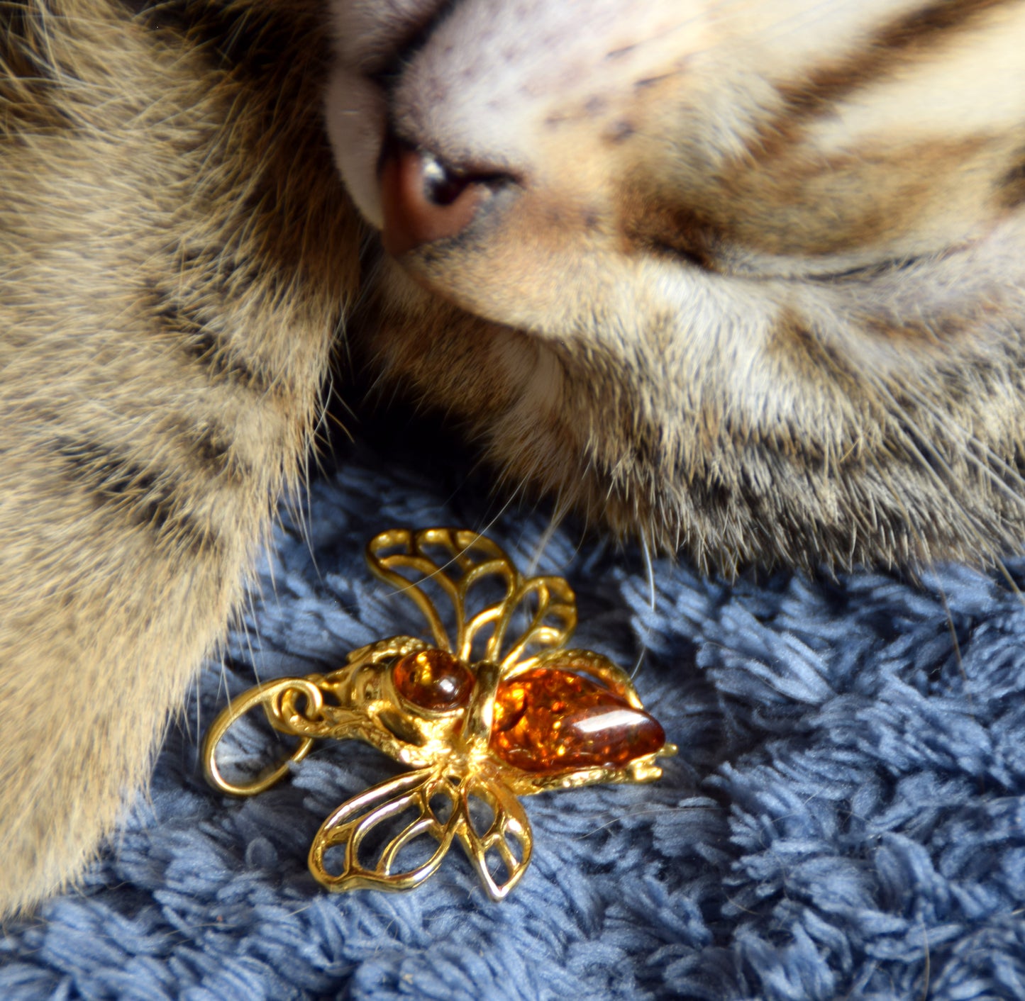 Delicate bee pendant in natural cognac-colored Amber and 18k Gold-plated 925 Sterling Silver, MJ Baltica, BZW181