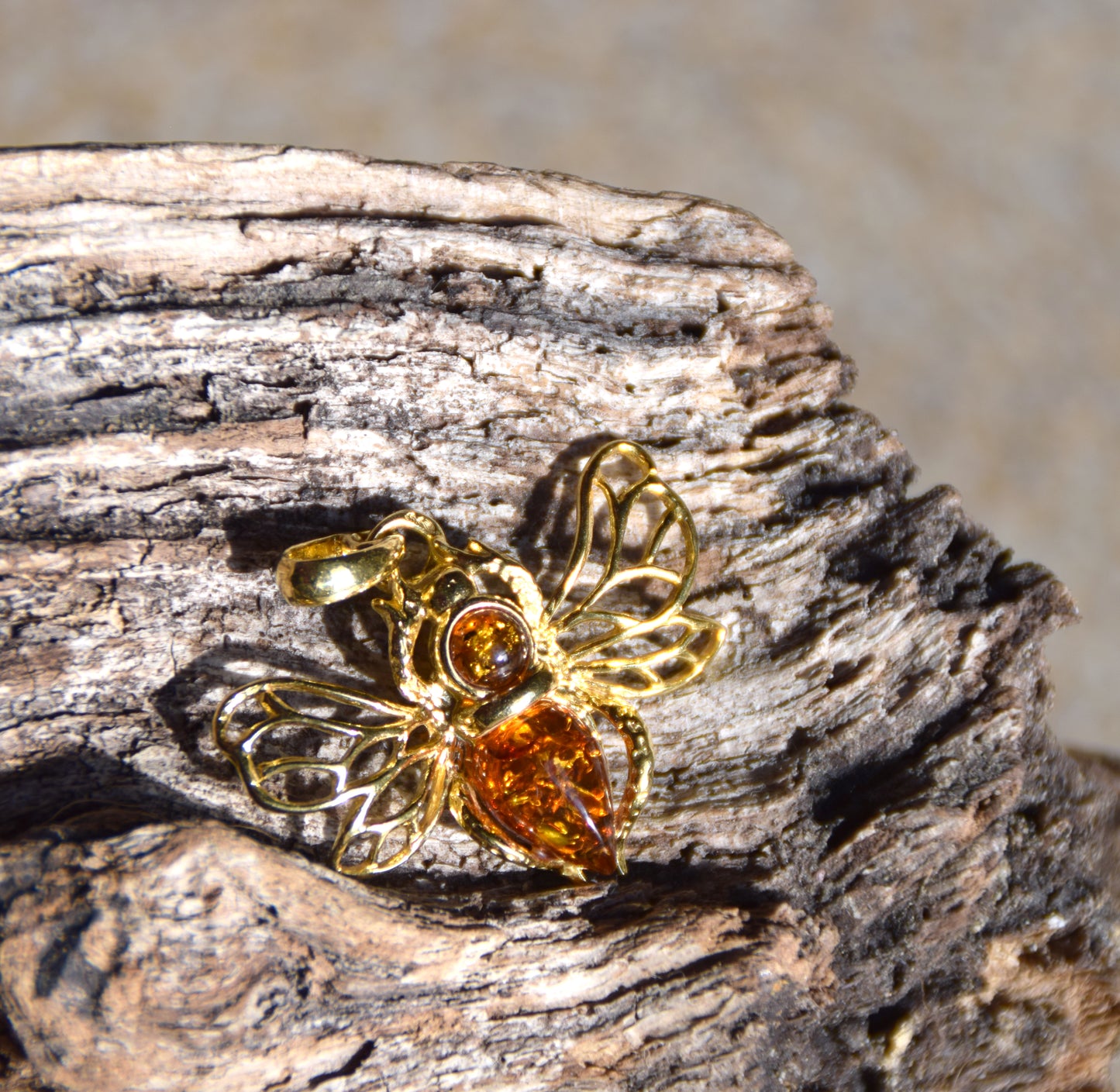 Delicate bee pendant in natural cognac-colored Amber and 18k Gold-plated 925 Sterling Silver, MJ Baltica, BZW181