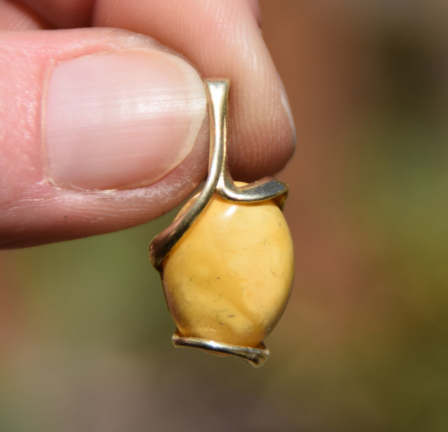 Elegante ciondolo ovale in Argento 925 placcato in Oro 18k e Ambra naturale imperiale color crema, MJ Baltica, BZW184