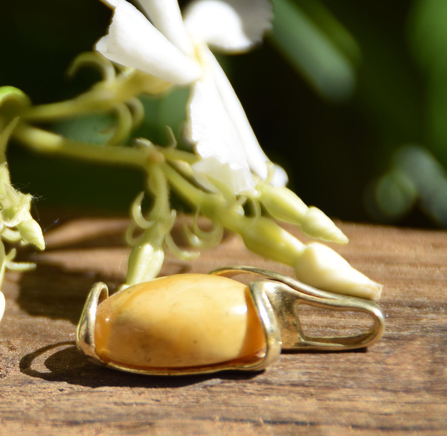 Elegante ciondolo ovale in Argento 925 placcato in Oro 18k e Ambra naturale imperiale color crema, MJ Baltica, BZW184