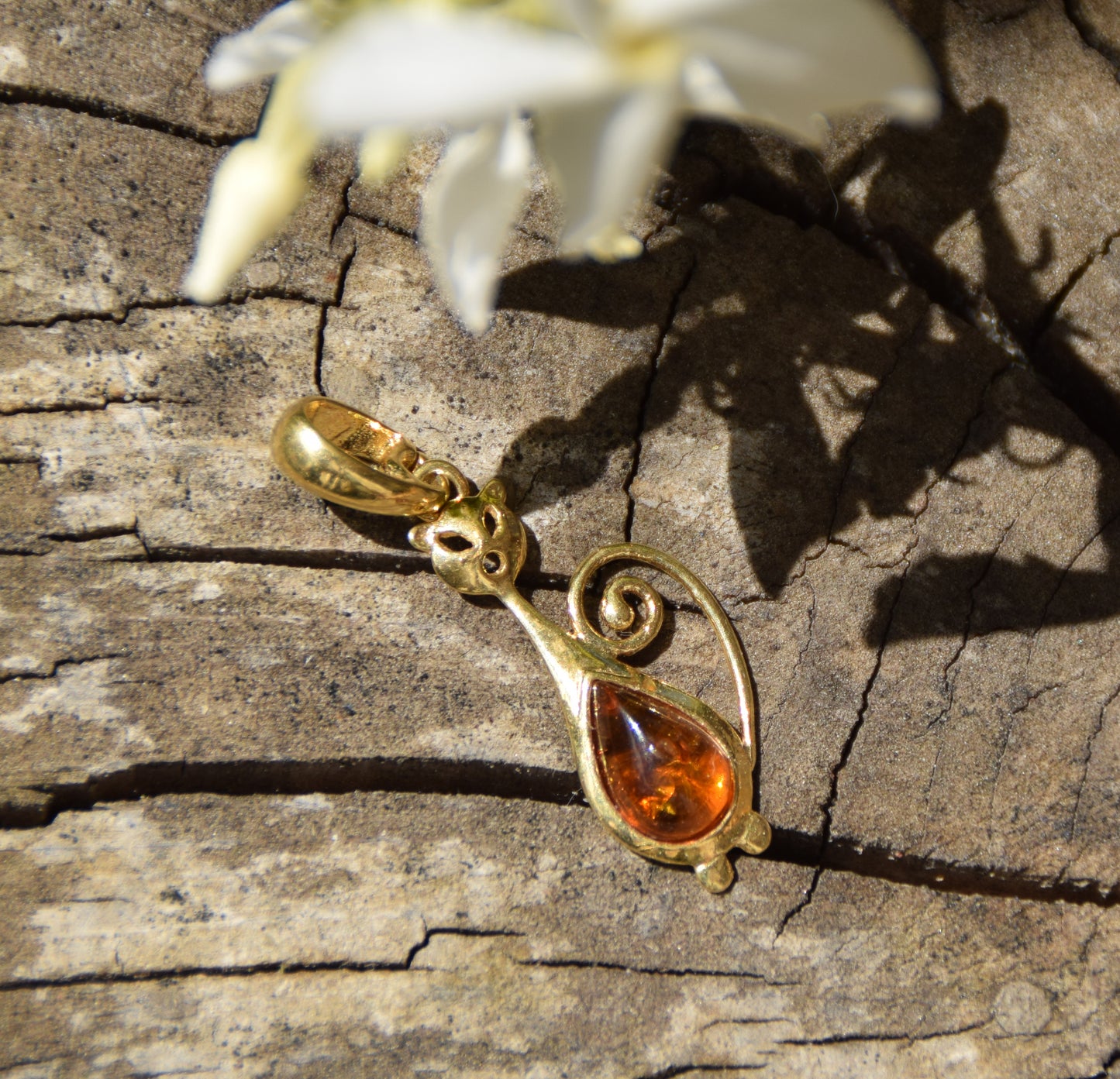 Fine ciondolo con gatto in Ambra naturale color cognac e Argento 925 placcato in Oro 18k, MJ Baltica, BZW185