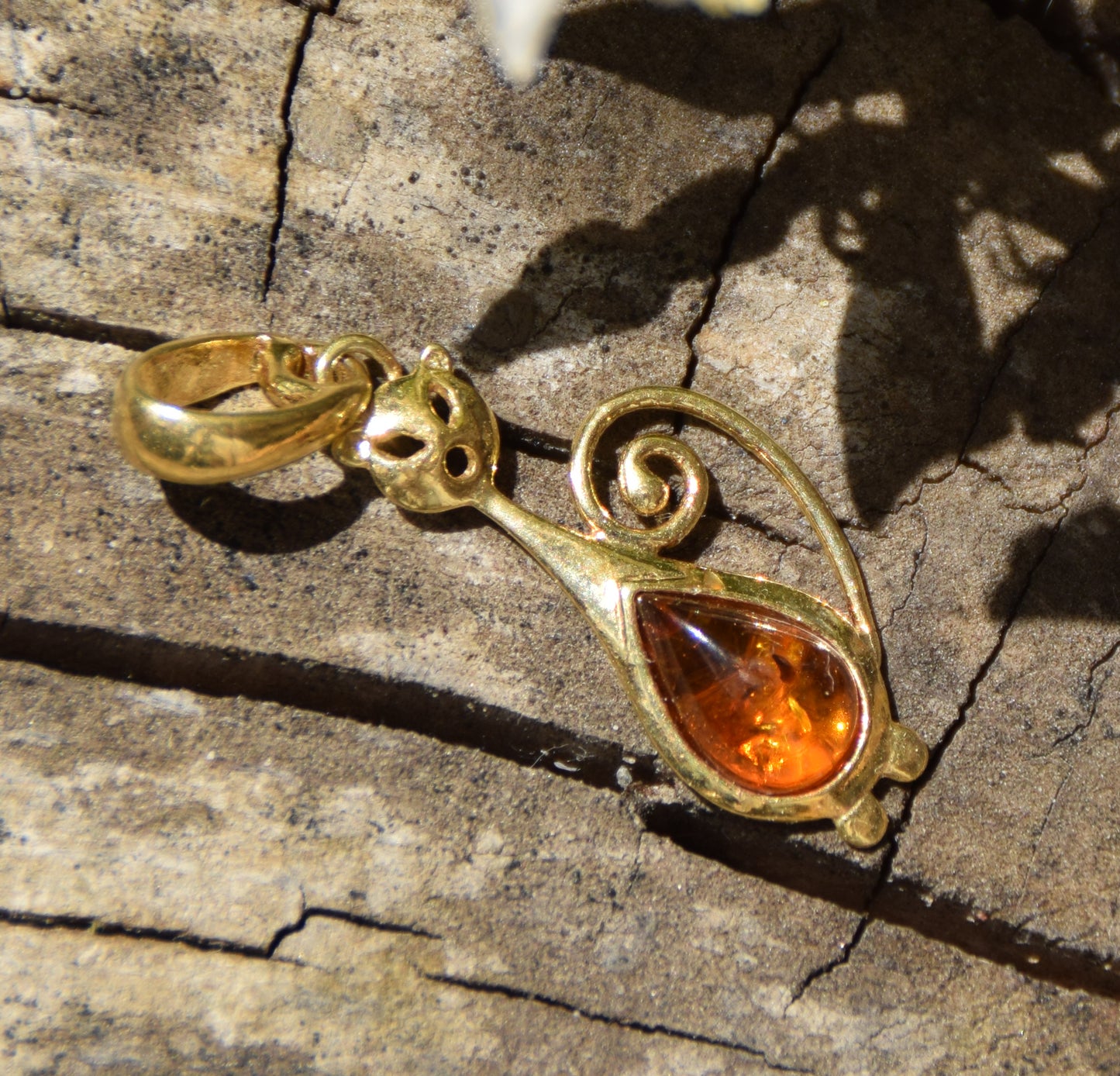 Fine ciondolo con gatto in Ambra naturale color cognac e Argento 925 placcato in Oro 18k, MJ Baltica, BZW185
