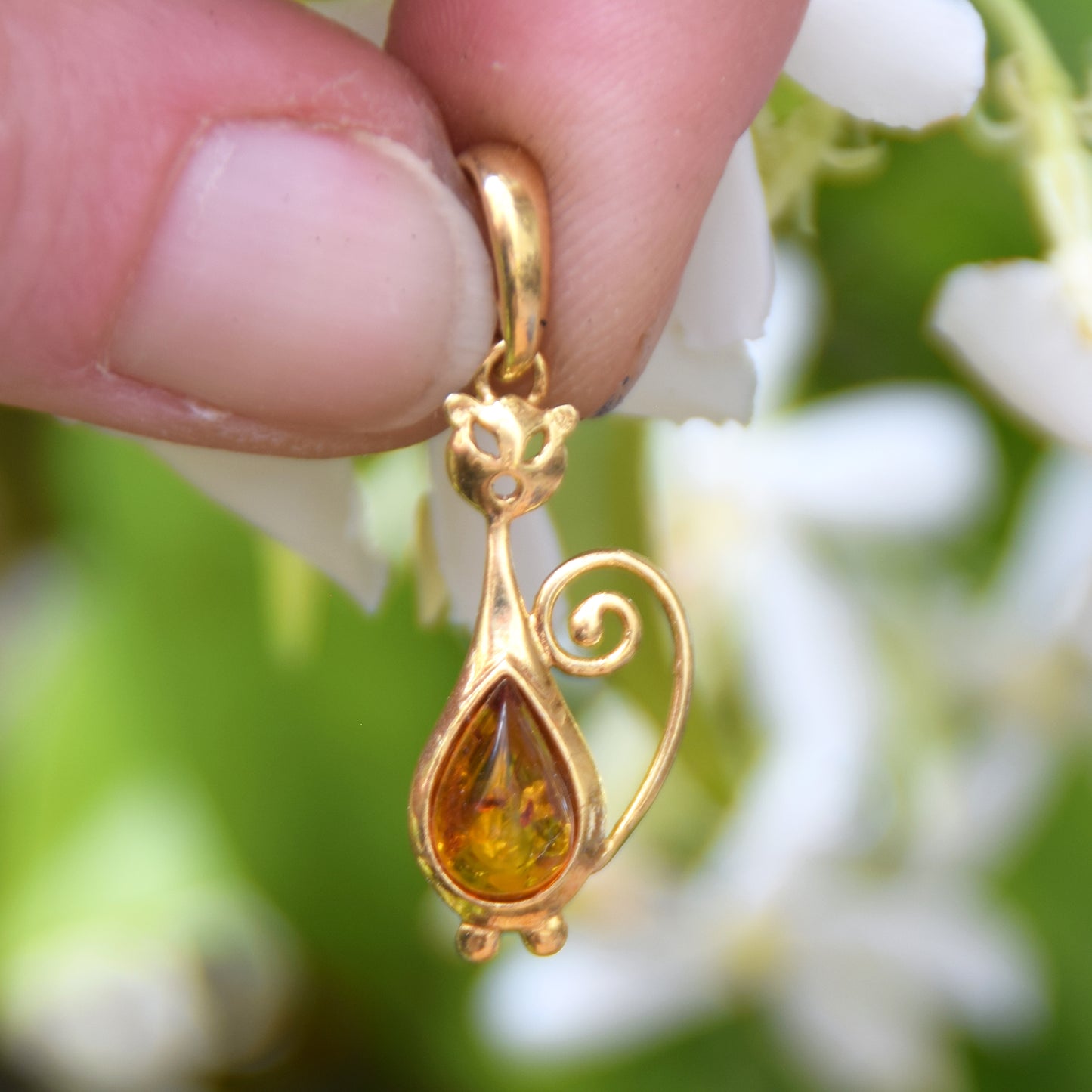 Fine ciondolo con gatto in Ambra naturale color cognac e Argento 925 placcato in Oro 18k, MJ Baltica, BZW185