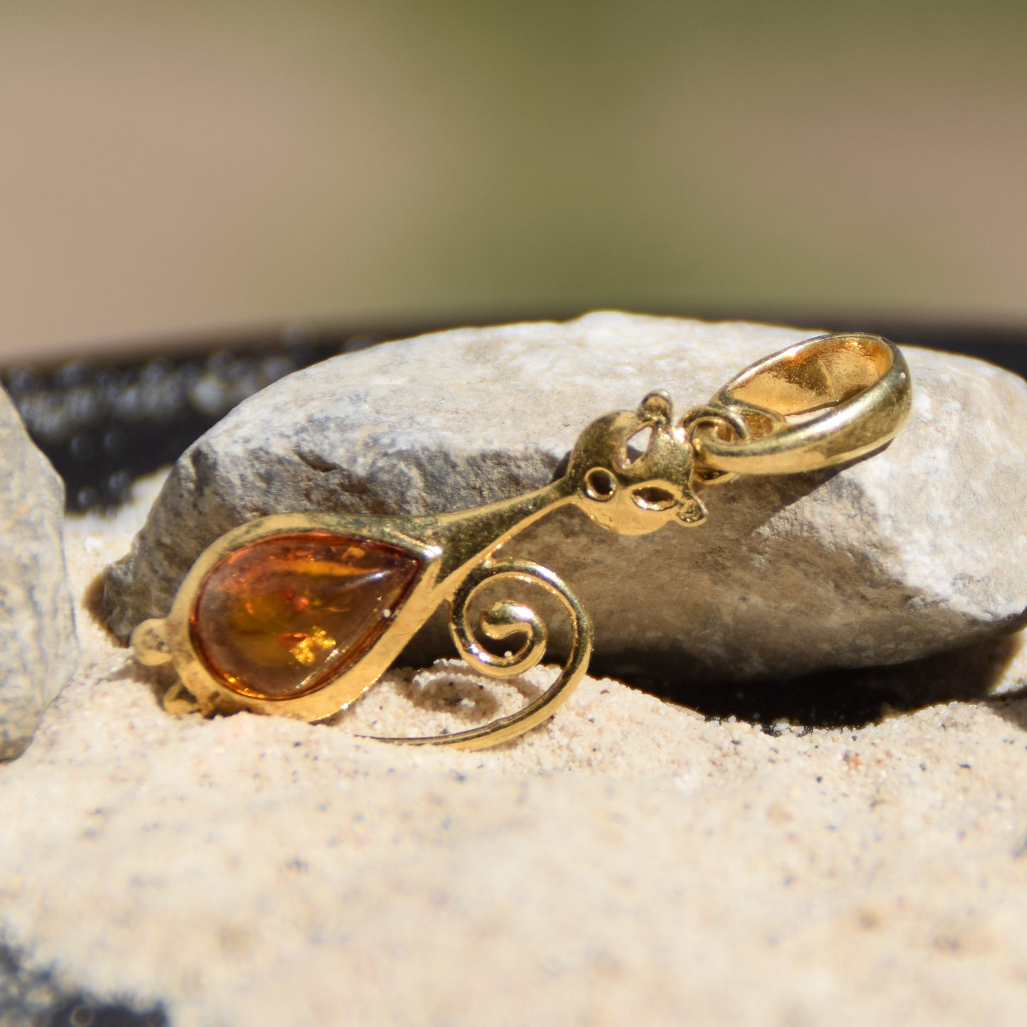 Fine ciondolo con gatto in Ambra naturale color cognac e Argento 925 placcato in Oro 18k, MJ Baltica, BZW185