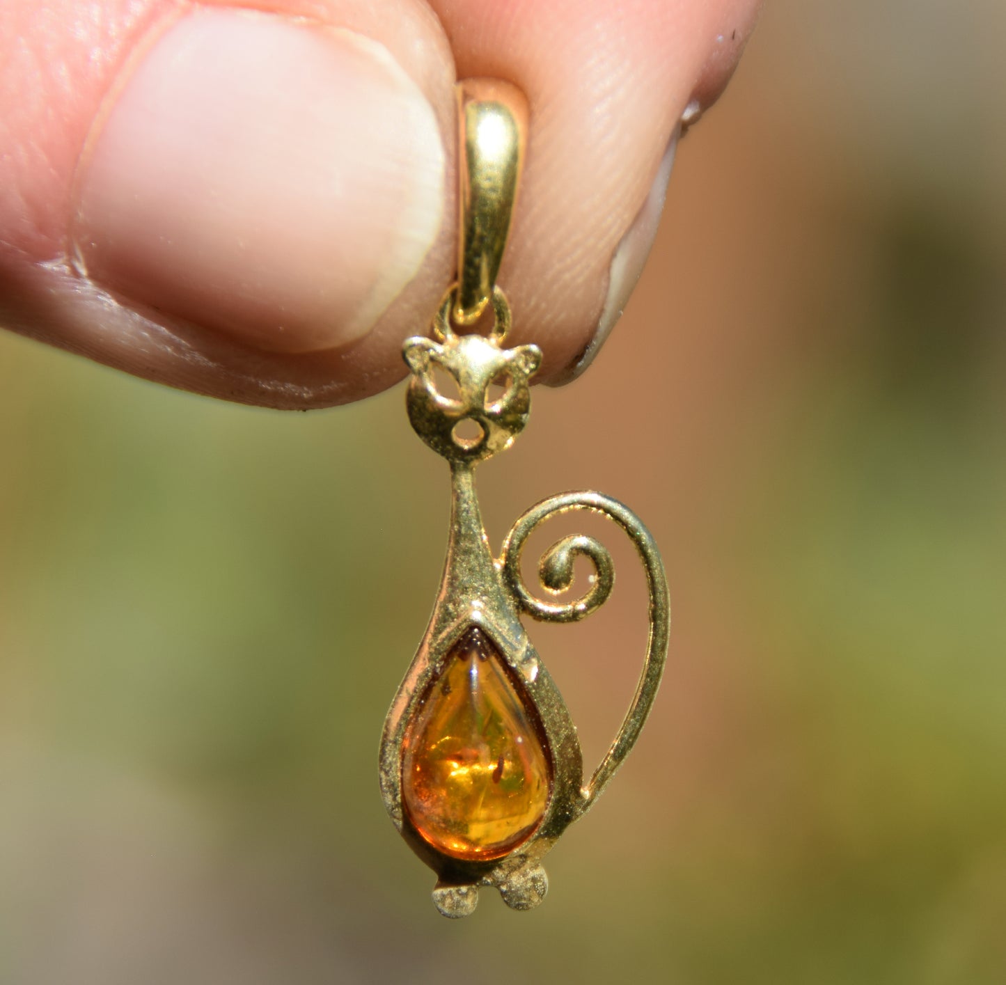 Fine ciondolo con gatto in Ambra naturale color cognac e Argento 925 placcato in Oro 18k, MJ Baltica, BZW185