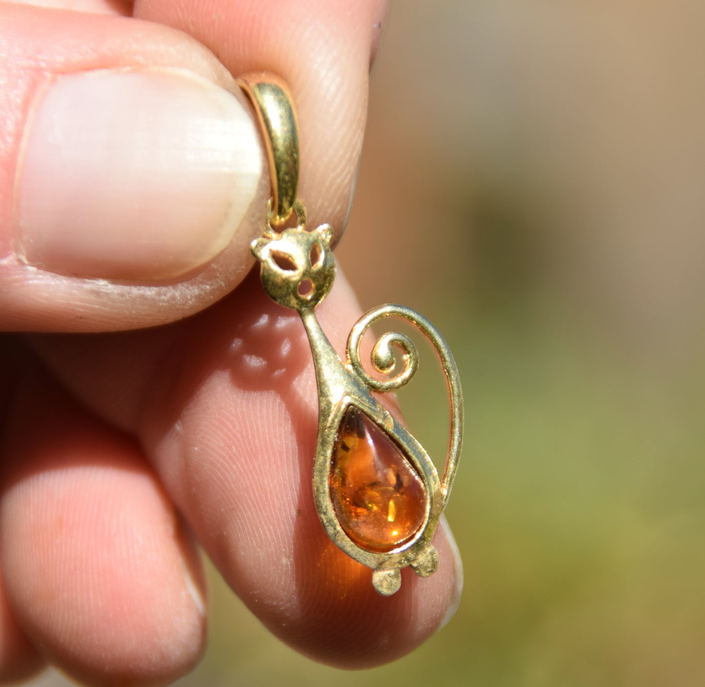 Fine ciondolo con gatto in Ambra naturale color cognac e Argento 925 placcato in Oro 18k, MJ Baltica, BZW185