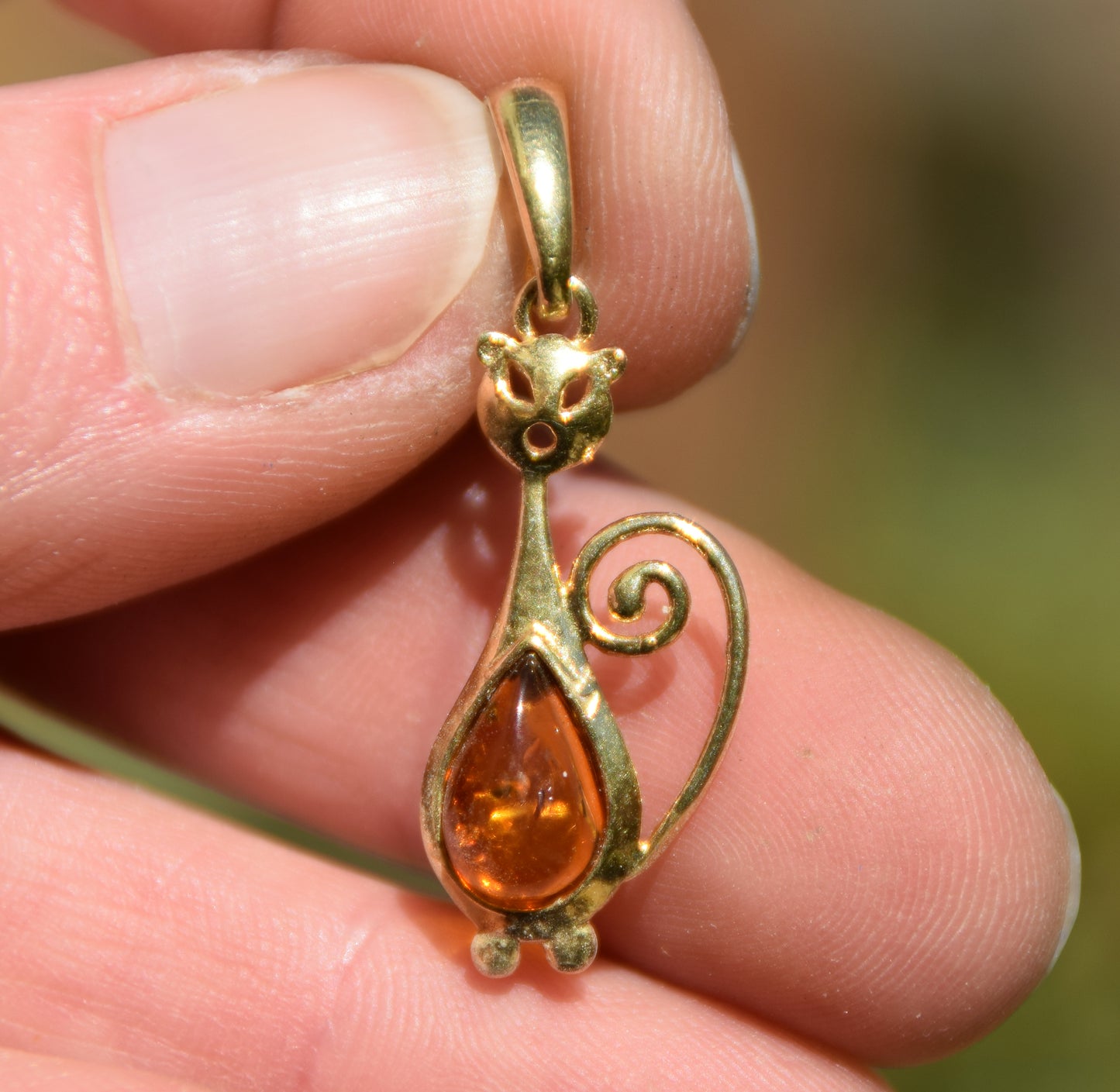 Fine ciondolo con gatto in Ambra naturale color cognac e Argento 925 placcato in Oro 18k, MJ Baltica, BZW185