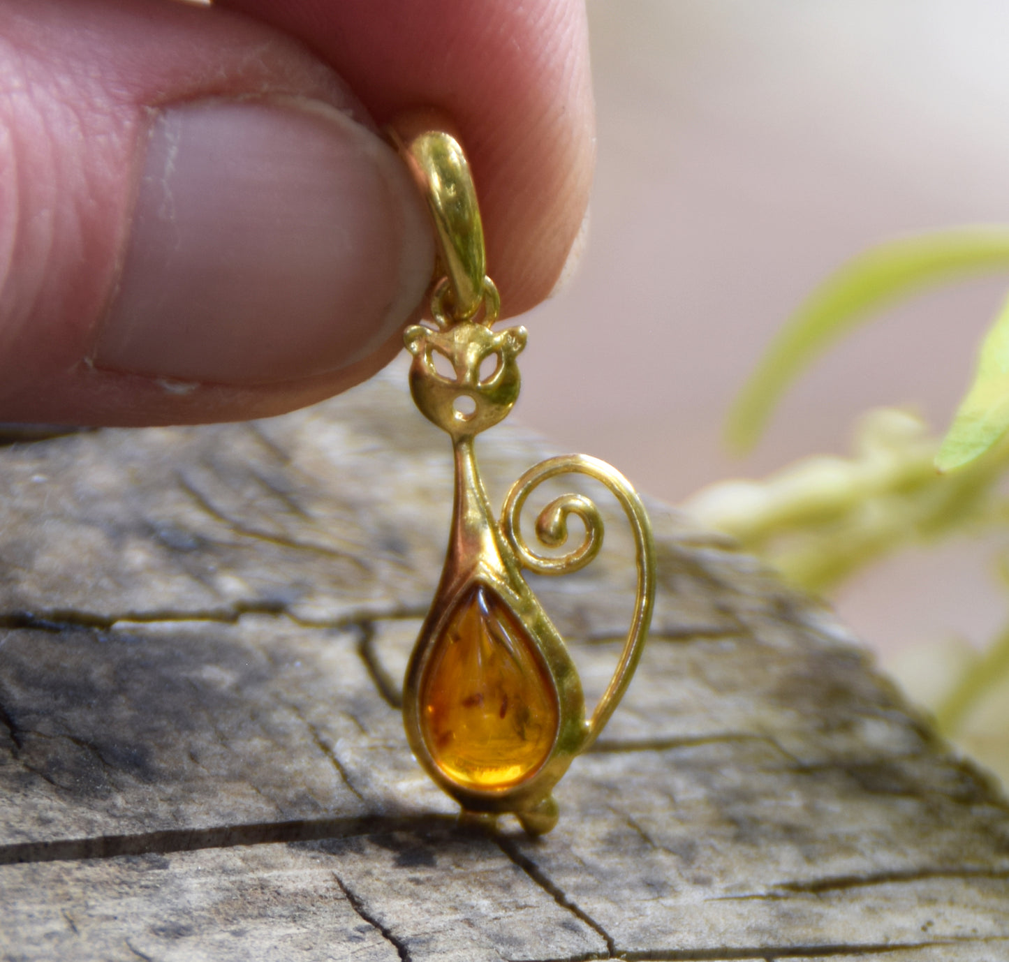 Fine ciondolo con gatto in Ambra naturale color cognac e Argento 925 placcato in Oro 18k, MJ Baltica, BZW185