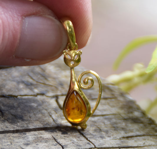 Fine ciondolo con gatto in Ambra naturale color cognac e Argento 925 placcato in Oro 18k, MJ Baltica, BZW185
