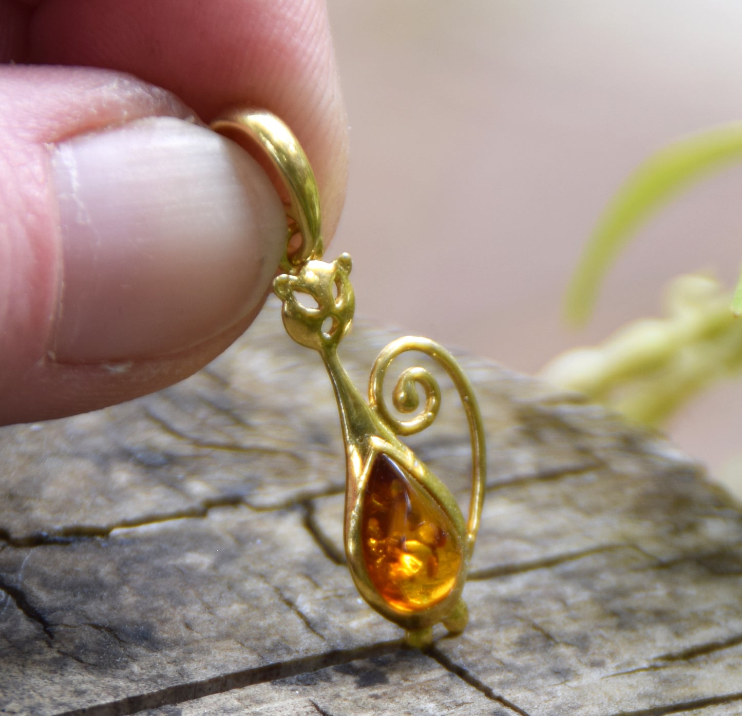 Fine ciondolo con gatto in Ambra naturale color cognac e Argento 925 placcato in Oro 18k, MJ Baltica, BZW185