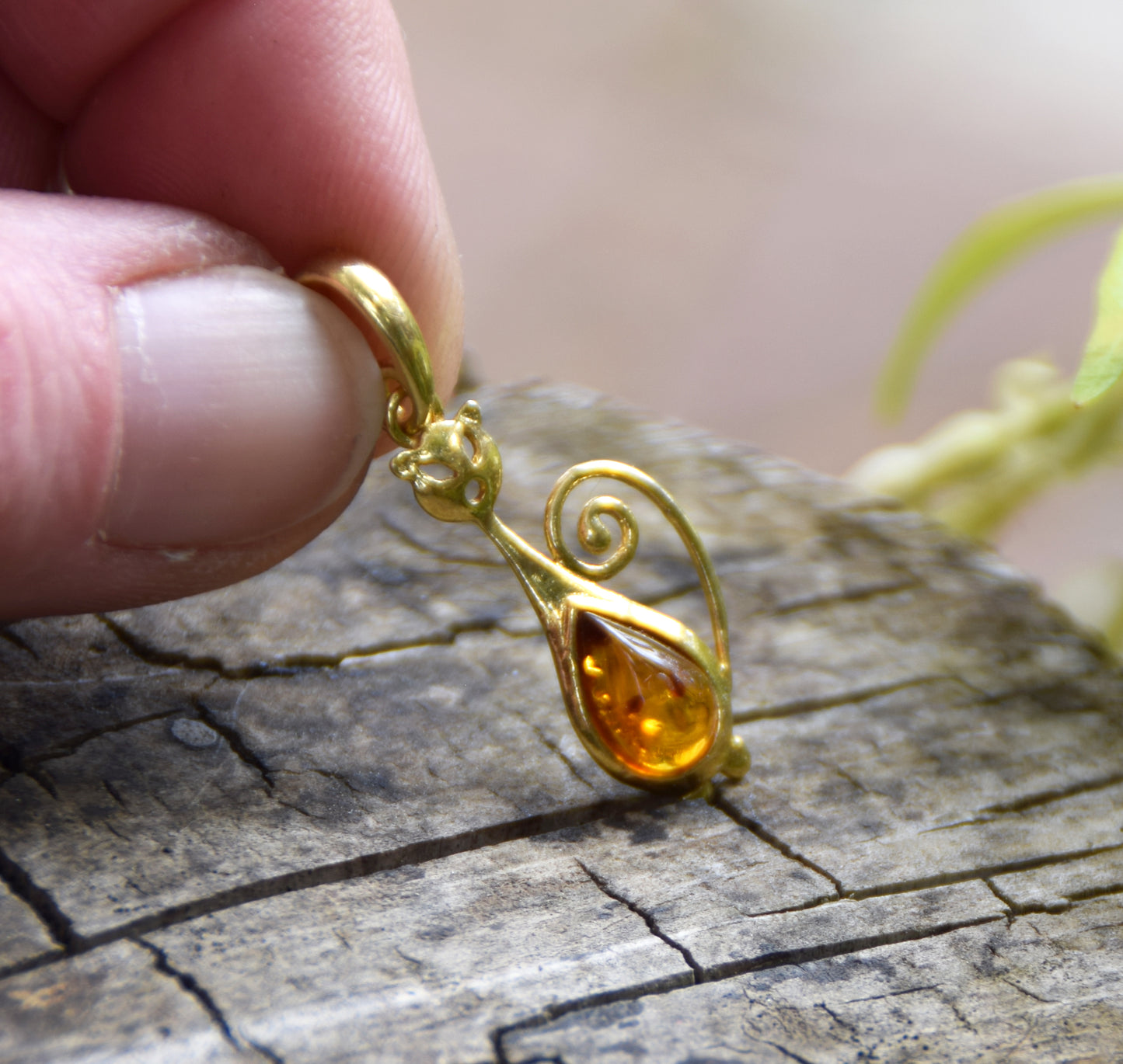 Fine ciondolo con gatto in Ambra naturale color cognac e Argento 925 placcato in Oro 18k, MJ Baltica, BZW185