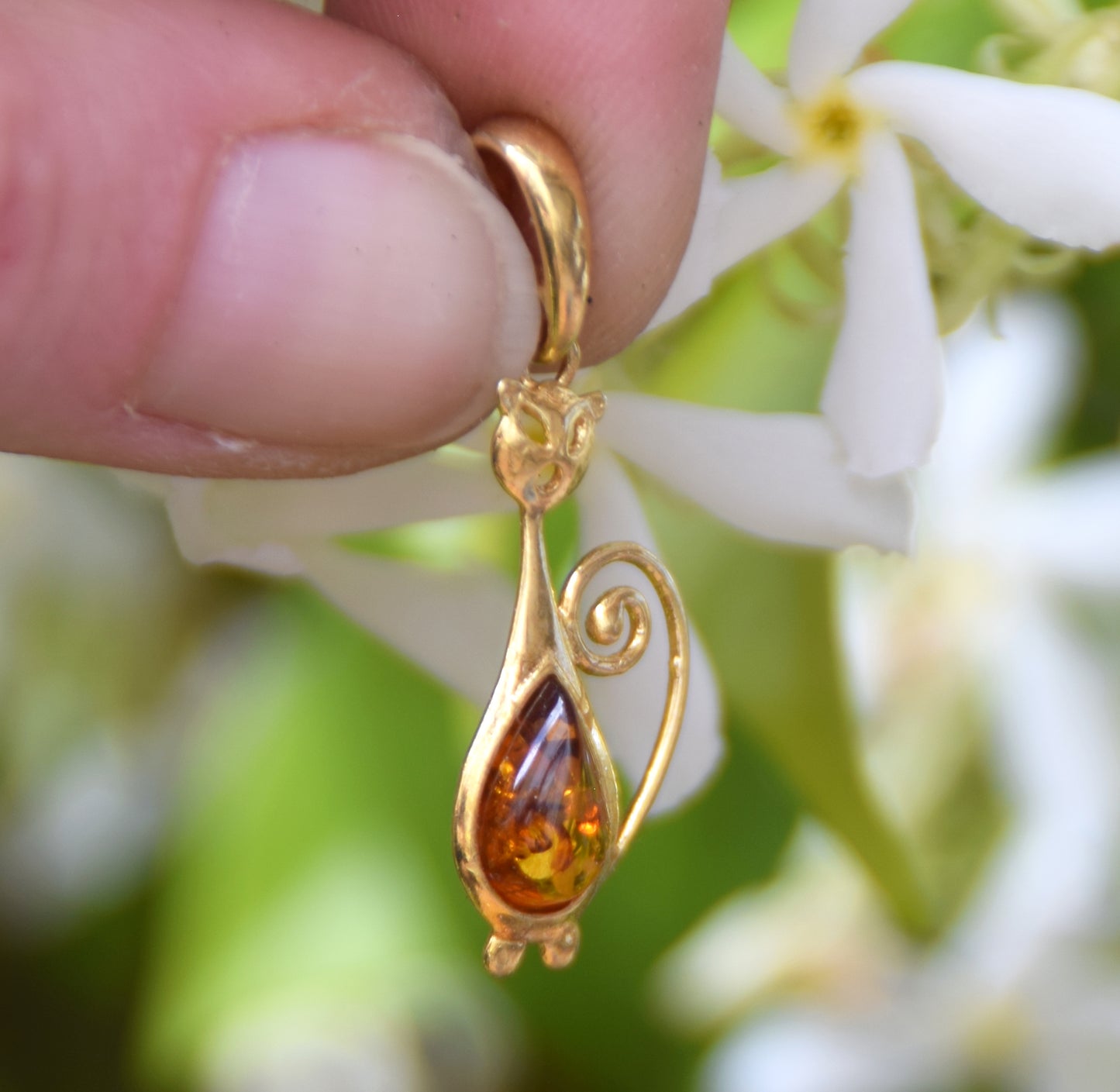 Fine ciondolo con gatto in Ambra naturale color cognac e Argento 925 placcato in Oro 18k, MJ Baltica, BZW185