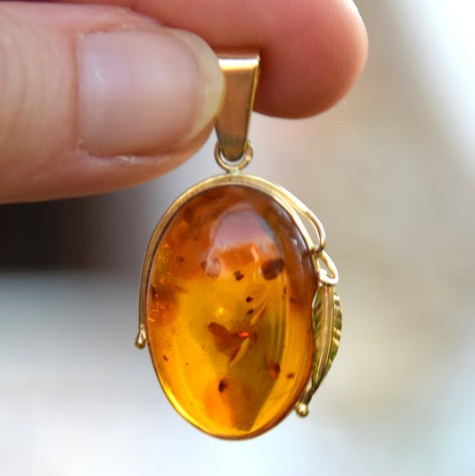 Classico ciondolo ovale stile vintage in Ambra naturale color cognac e Argento placcato Oro 18k, MJ Baltica, BZW187