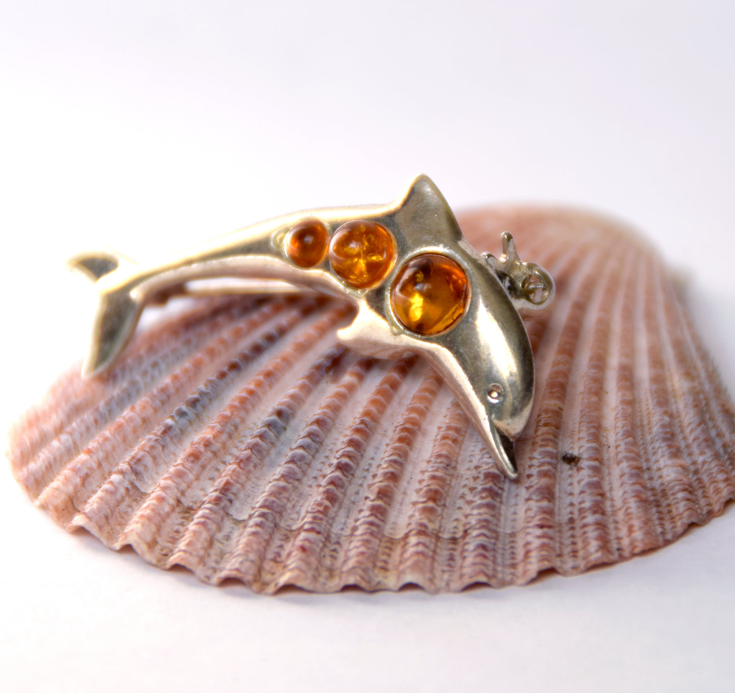 MJ Baltica, brooch, natural Baltic amber, 925 silver, dolphin, jumping, delicious, BBR013