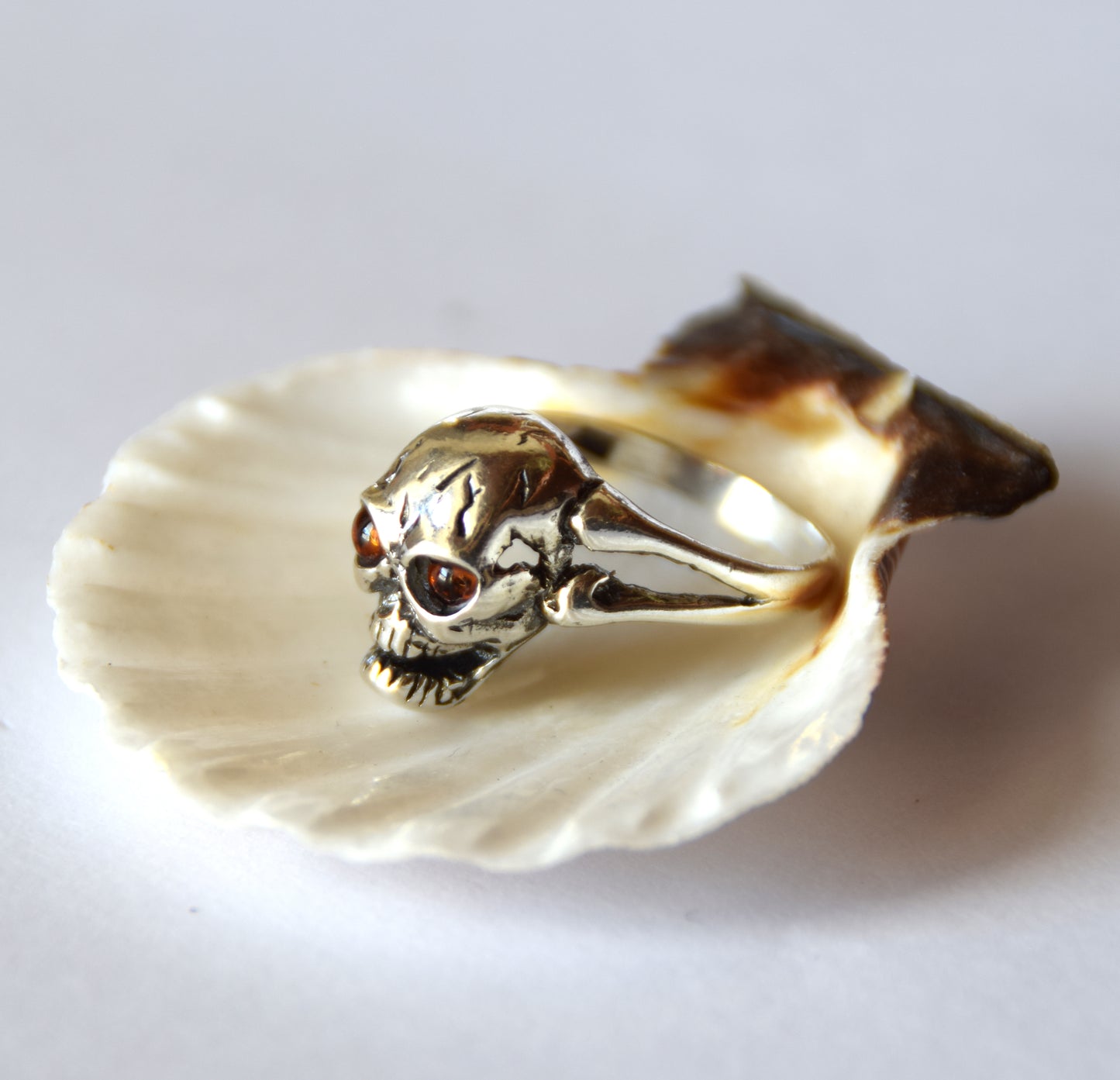 MJ Baltica, ring, natural Baltic amber, 925 silver, handcrafted, skull, luminous BP097