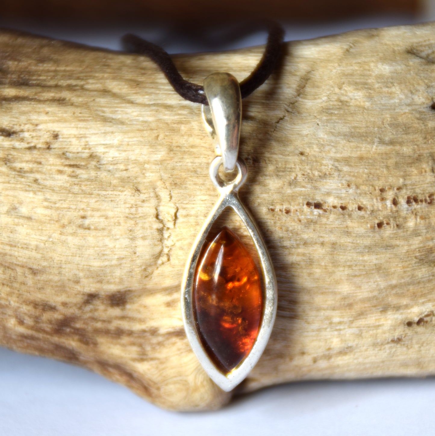 MJ Baltica, pendant, natural Baltic amber, 925 silver, handcrafted, delicate, BW148