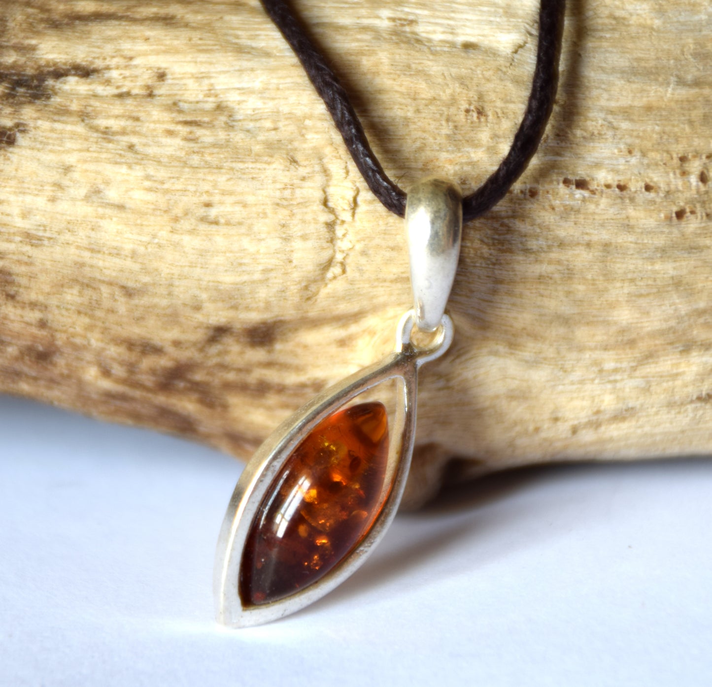 MJ Baltica, pendant, natural Baltic amber, 925 silver, handcrafted, delicate, BW148