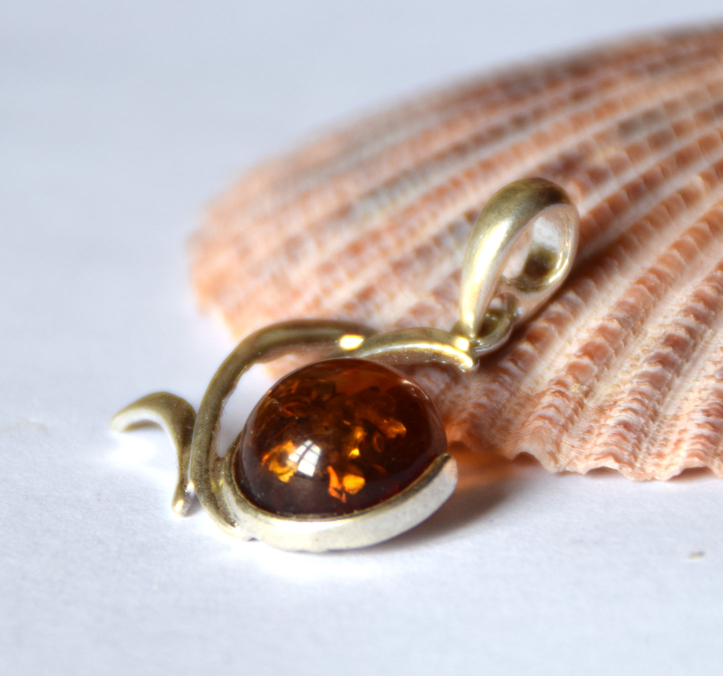 MJ Baltica, pendant, natural Baltic Amber, 925 Silver, abstract, handcrafted, delicate, BW149