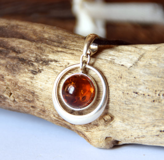 MJ Baltica, pendant, natural Baltic amber, 925 silver, circle, handcrafted, delicate, BW162