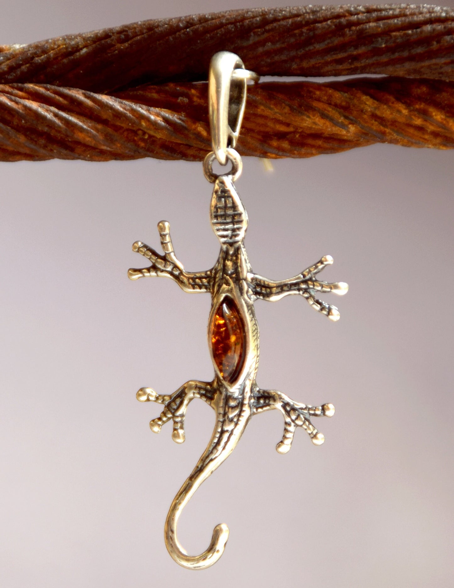 MJ Baltica, pendant, natural Baltic amber, 925 silver, handcrafted, relief, gecko BW021