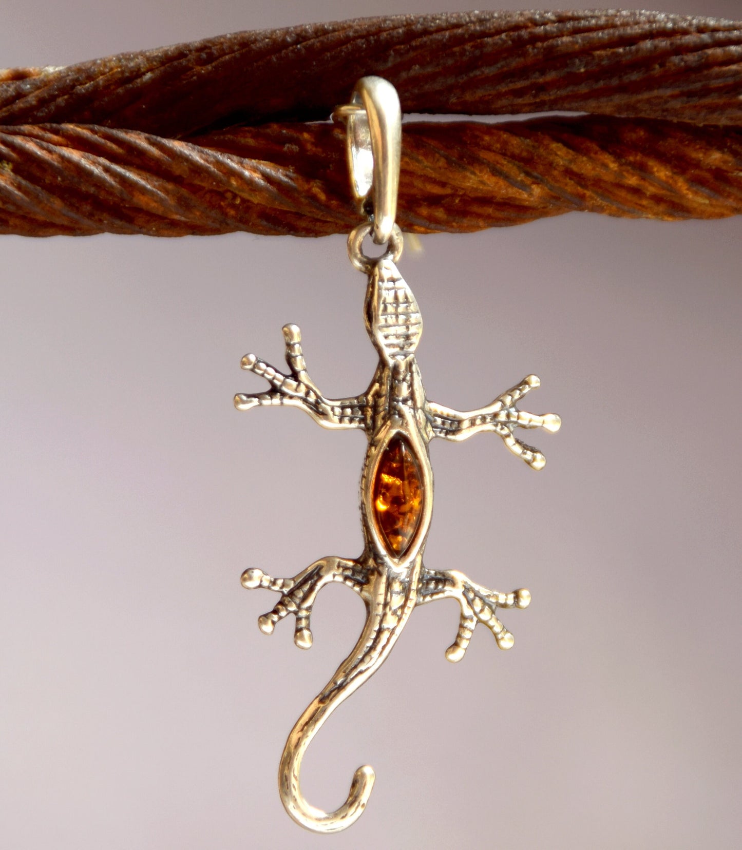 MJ Baltica, pendant, natural Baltic amber, 925 silver, handcrafted, relief, gecko BW021