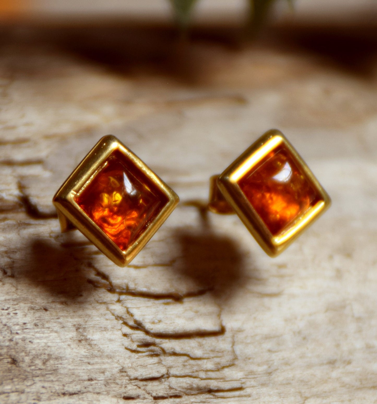 MJ Baltica, earrings, lobe, natural Baltic Amber, Silver, 14k Gold plated, rhombus BZK036