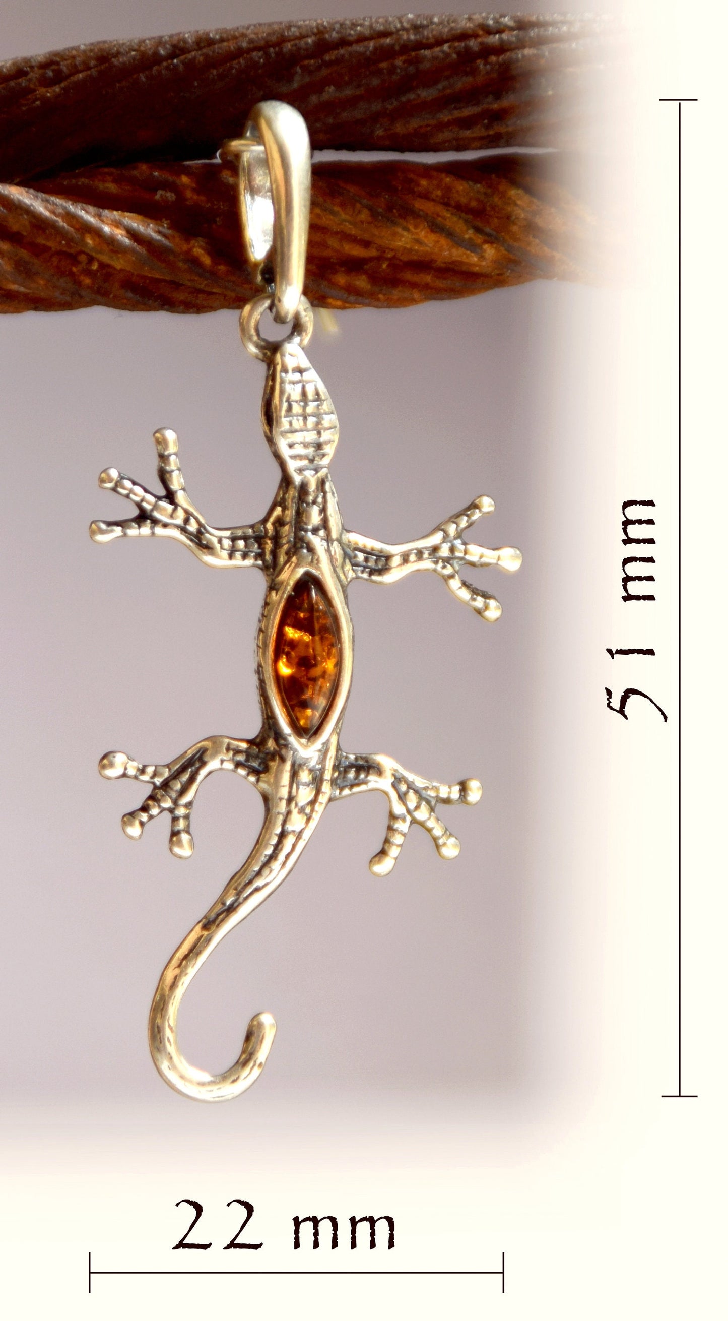 MJ Baltica, pendant, natural Baltic amber, 925 silver, handcrafted, relief, gecko BW021