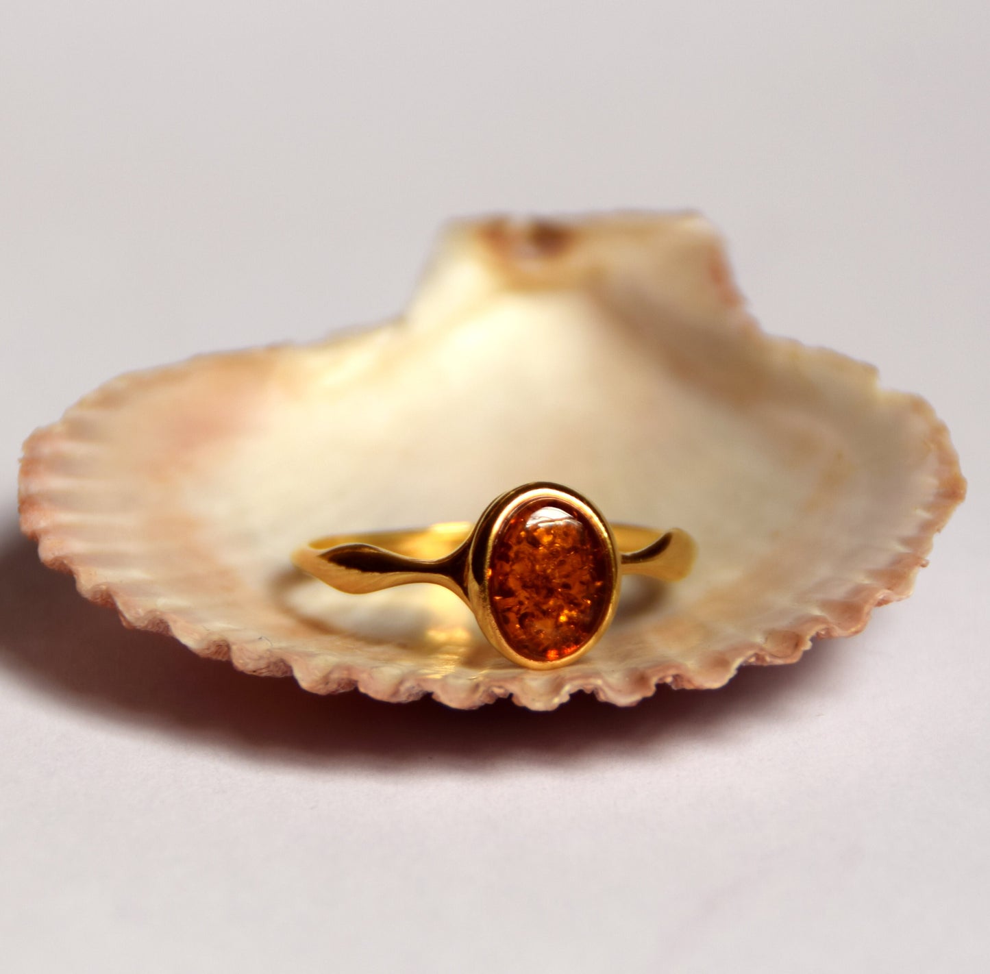 Anello a fascia con Ambra cognac naturale e Argento placcato in Oro 18k, MJ Baltica, BZP020