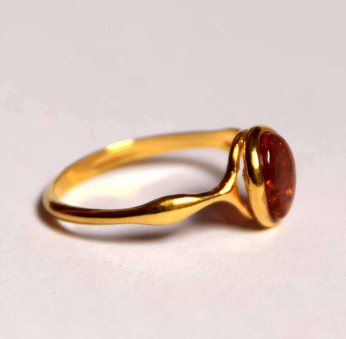 Anello a fascia con Ambra cognac naturale e Argento placcato in Oro 18k, MJ Baltica, BZP020