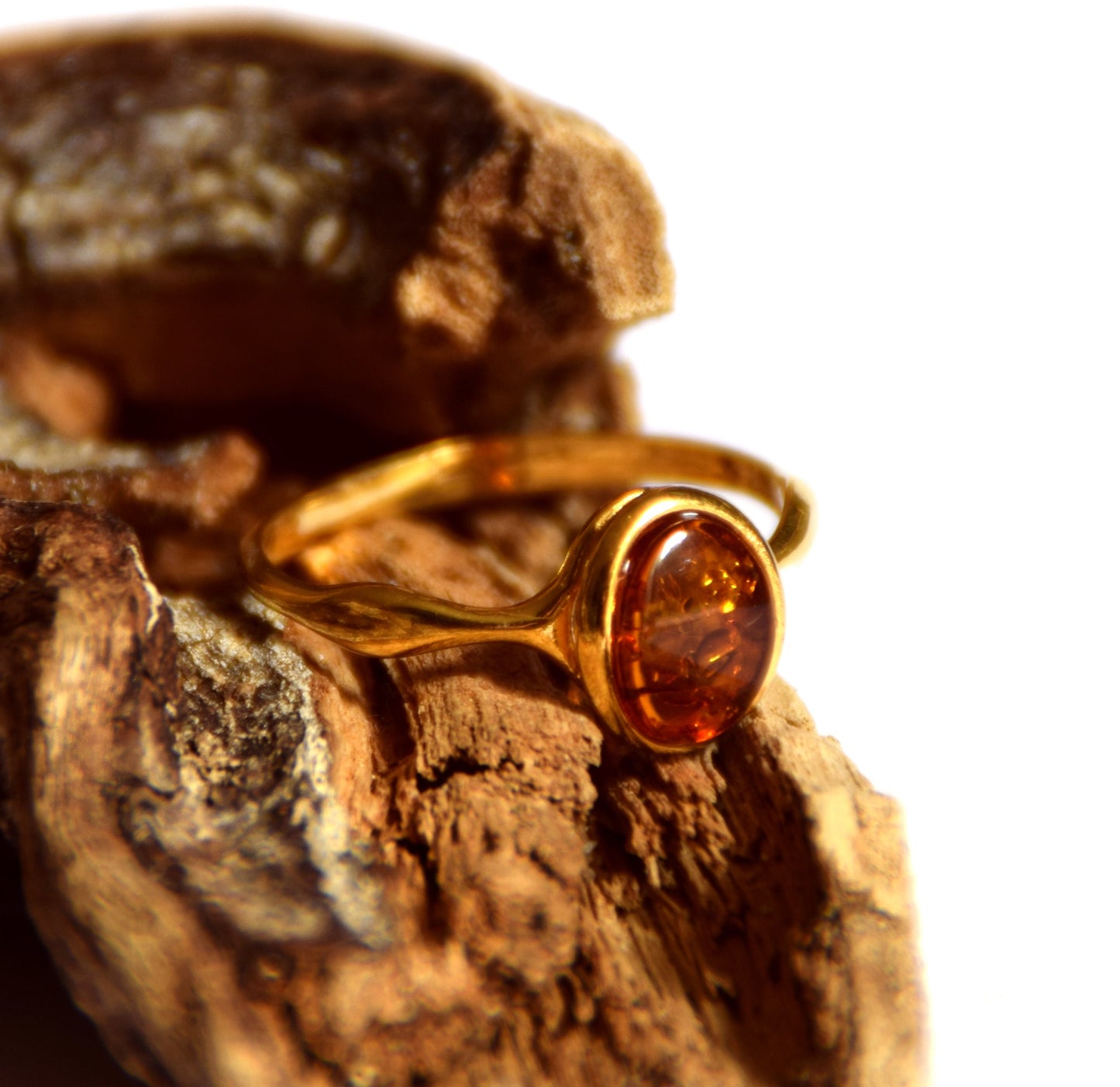 Anello a fascia con Ambra cognac naturale e Argento placcato in Oro 18k, MJ Baltica, BZP020