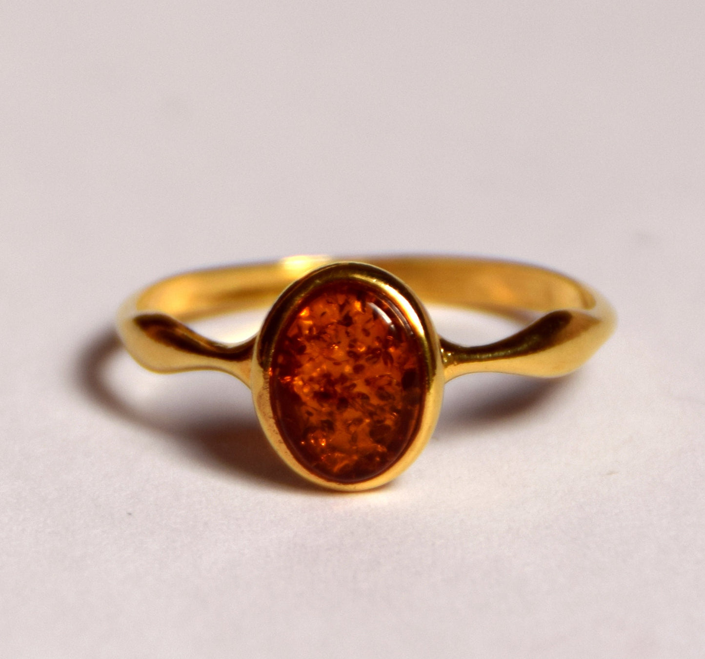 Anello a fascia con Ambra cognac naturale e Argento placcato in Oro 18k, MJ Baltica, BZP020