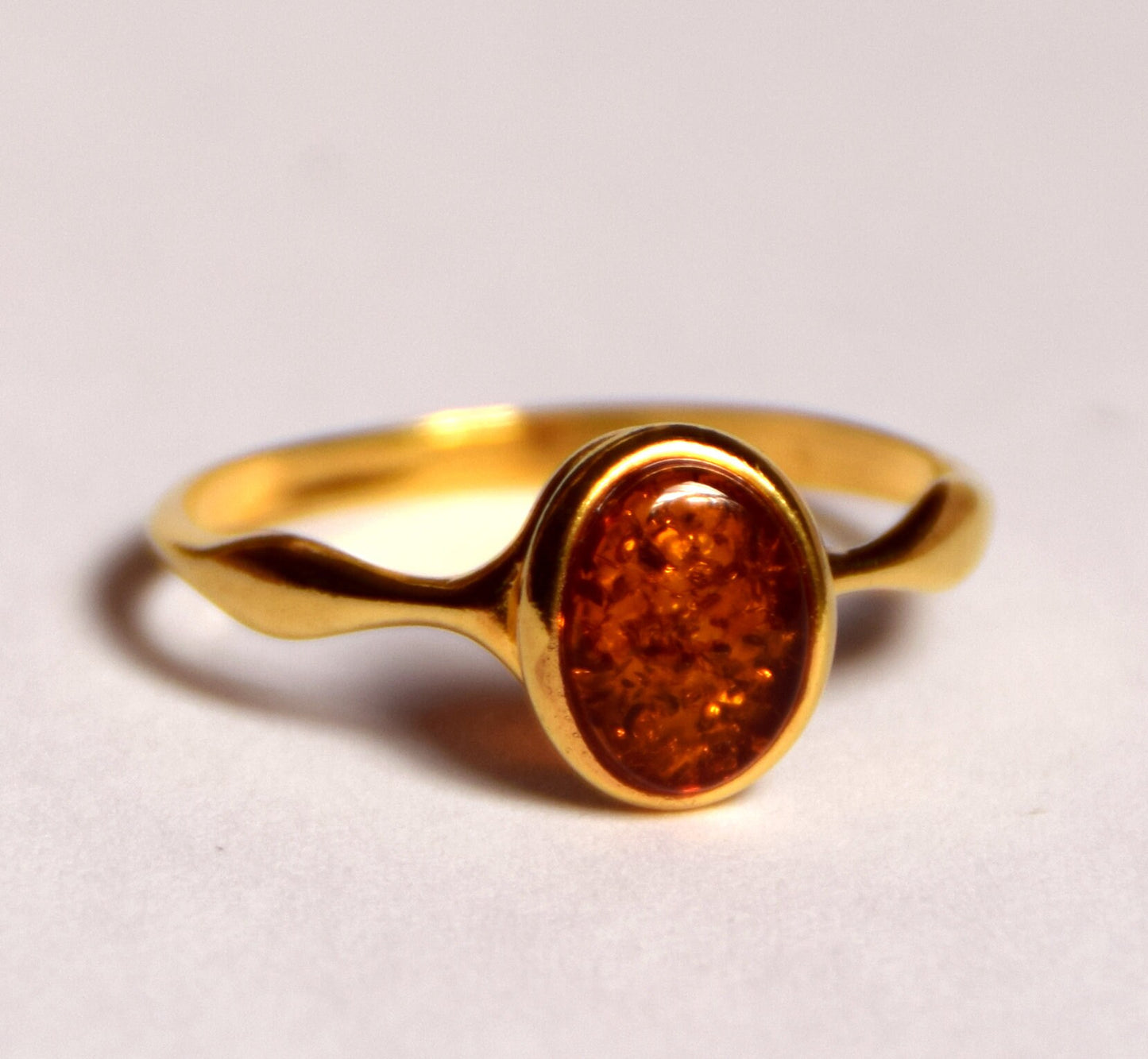 Anello a fascia con Ambra cognac naturale e Argento placcato in Oro 18k, MJ Baltica, BZP020