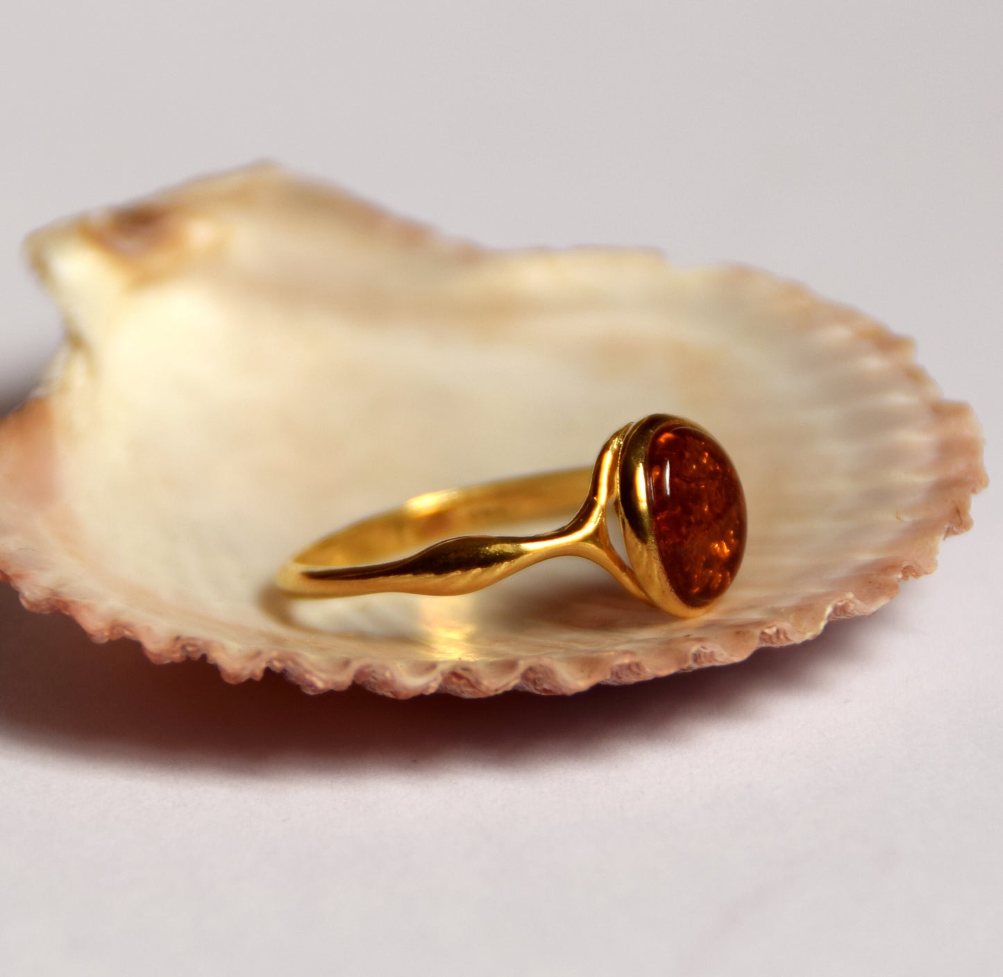 Anello a fascia con Ambra cognac naturale e Argento placcato in Oro 18k, MJ Baltica, BZP020