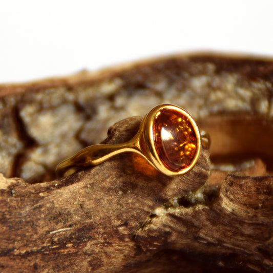 Anello a fascia con Ambra cognac naturale e Argento placcato in Oro 18k, MJ Baltica, BZP020