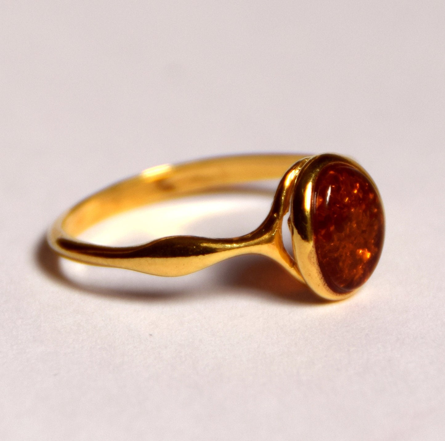 Anello a fascia con Ambra cognac naturale e Argento placcato in Oro 18k, MJ Baltica, BZP020