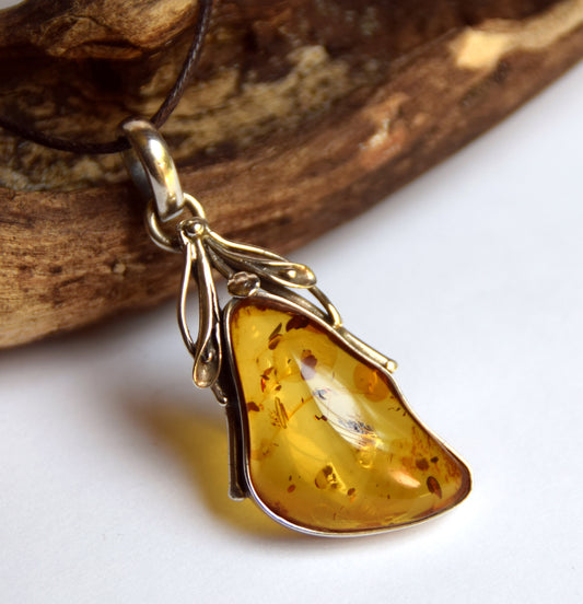 Important pendant with floral decoration in irregular cognac-colored natural Amber and 925 Silver, MJ Baltica, BW090