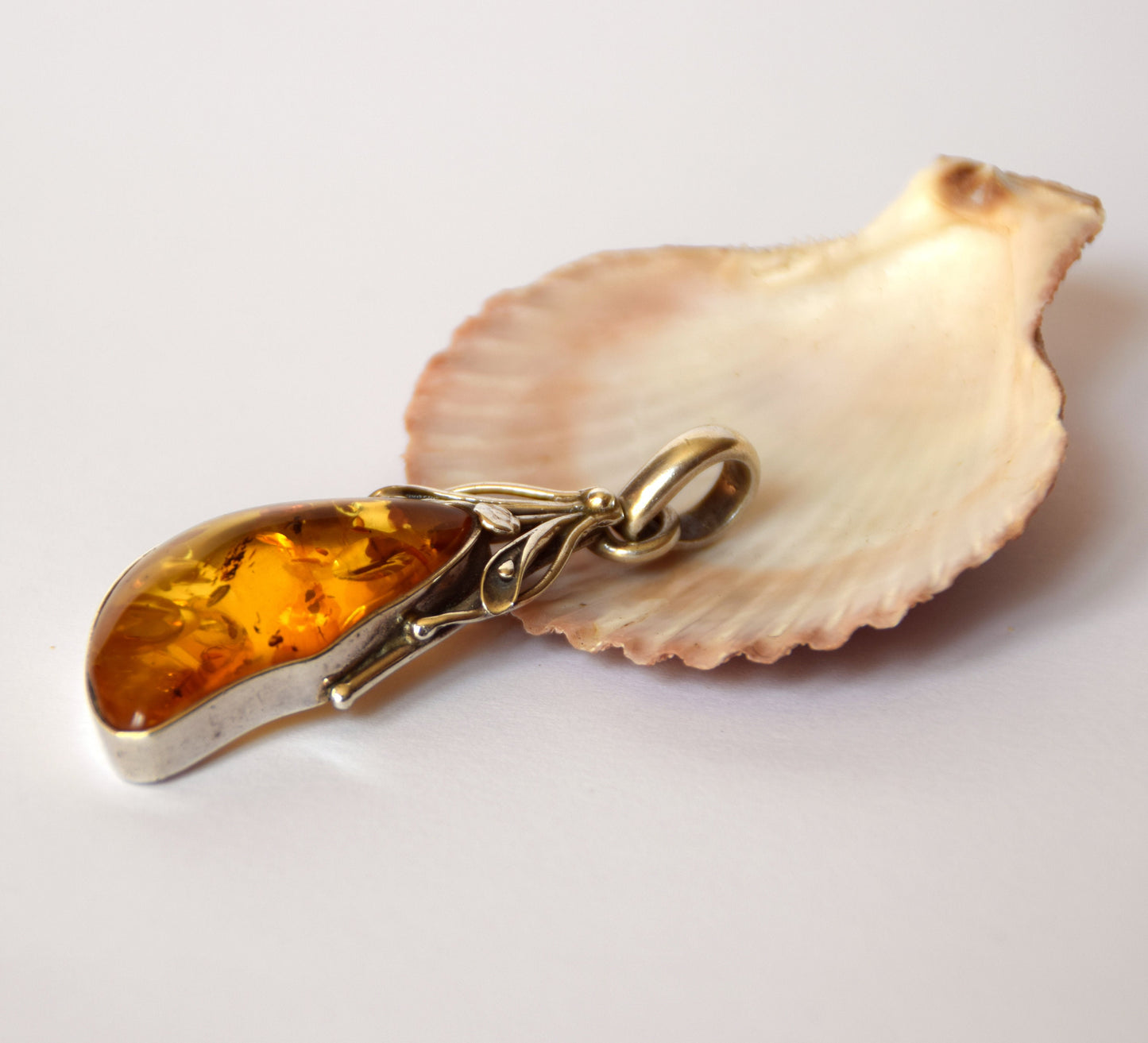 MJ Baltica, pendant, natural Baltic amber, 925 silver, handcrafted, large, floral, BW090