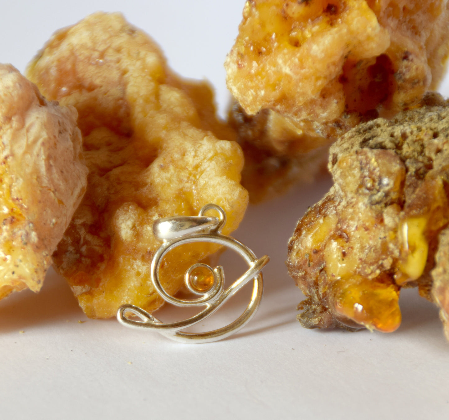 MJ Baltica, pendant, natural Baltic amber, 925 silver, D, letter, initial, cursive, BWLD